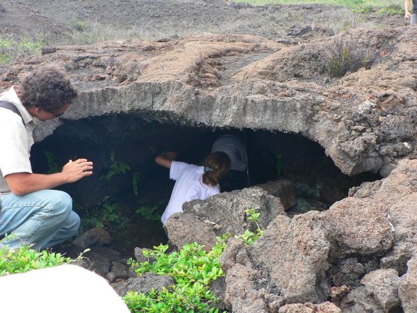 82- Les enfants s'enfoncent dans un tunnel de lave 